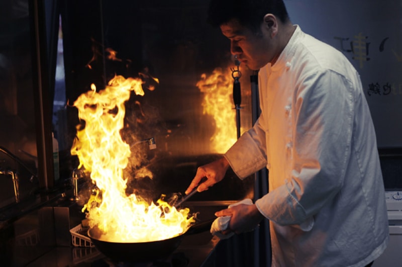 辛味噌を調理している写真